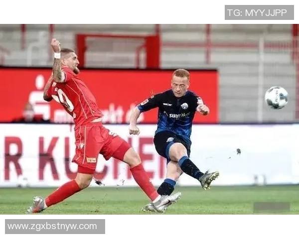 帕德博恩与汉堡的激烈对决谁能在赛场上笑到最后